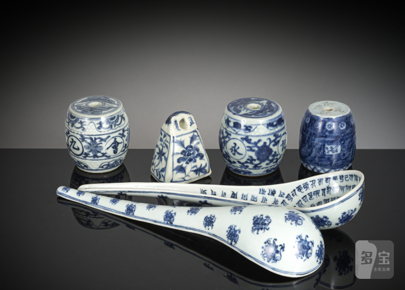 Four weights and two large porcelain spoons with underglaze blue lanca script decoration - 图2
